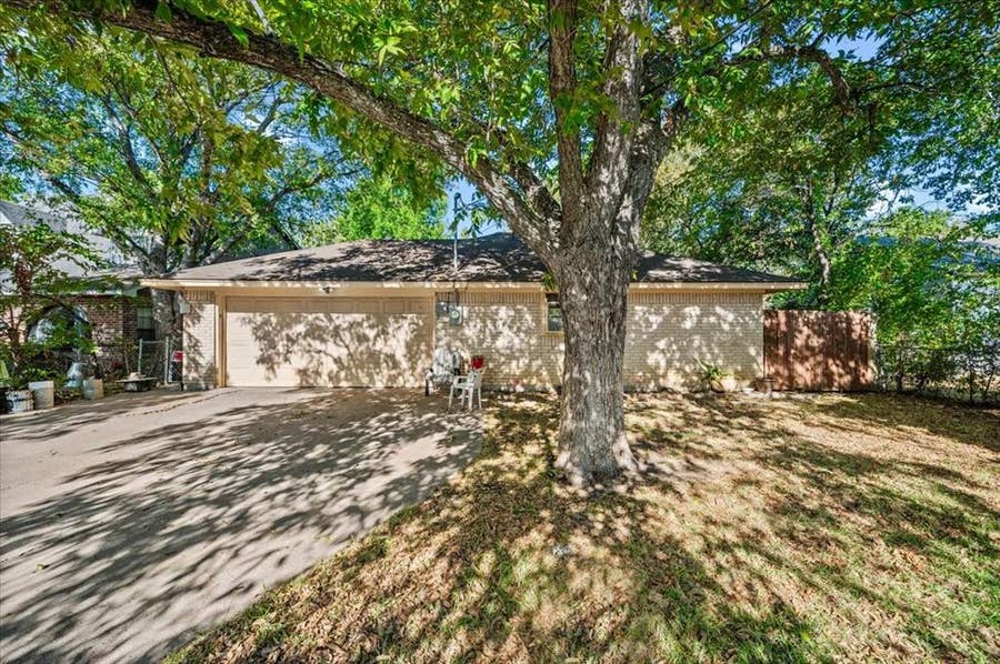 Property photo for 409 29th Street, Grand Prairie, TX