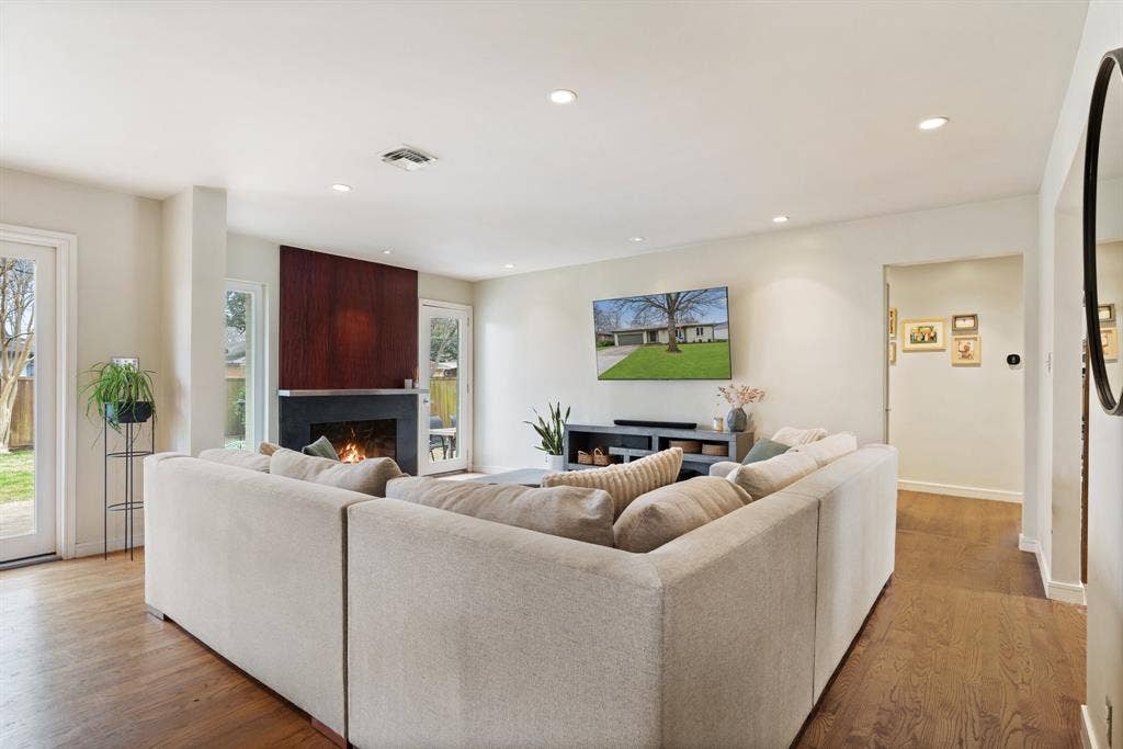 7418 Fenton Drive, Dallas, TX 75231 7418 Fenton Drive, Dallas, TX 75231