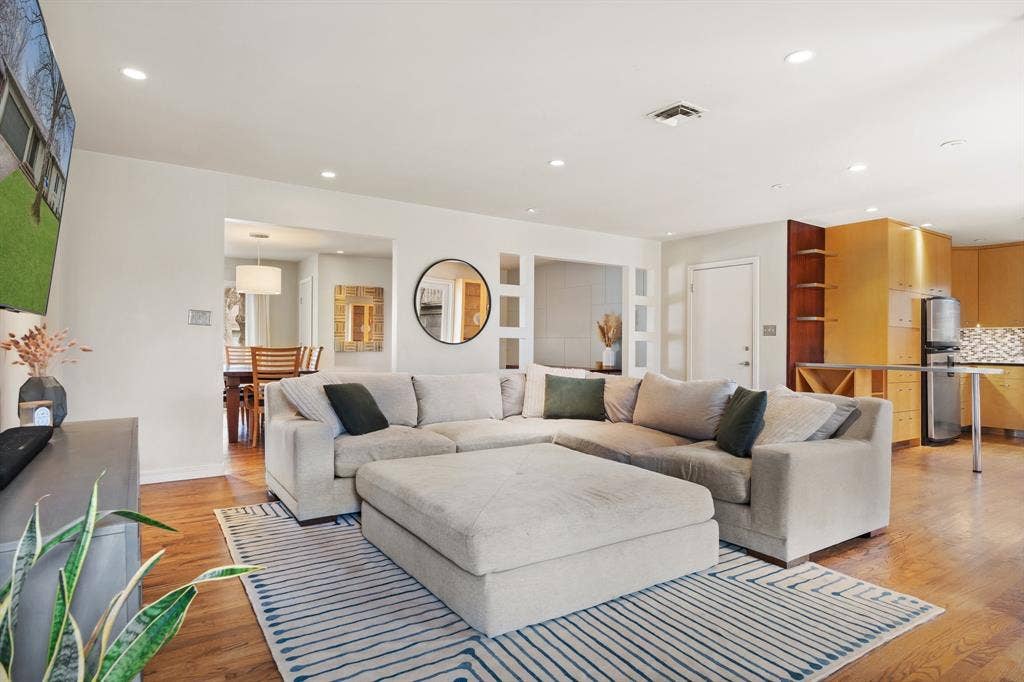 7418 Fenton Drive, Dallas, TX 75231 7418 Fenton Drive, Dallas, TX 75231