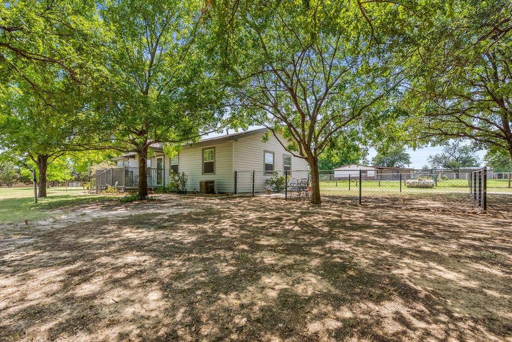1510 Stanford Court, Denton, TX 76210 Side yard with chain link fence