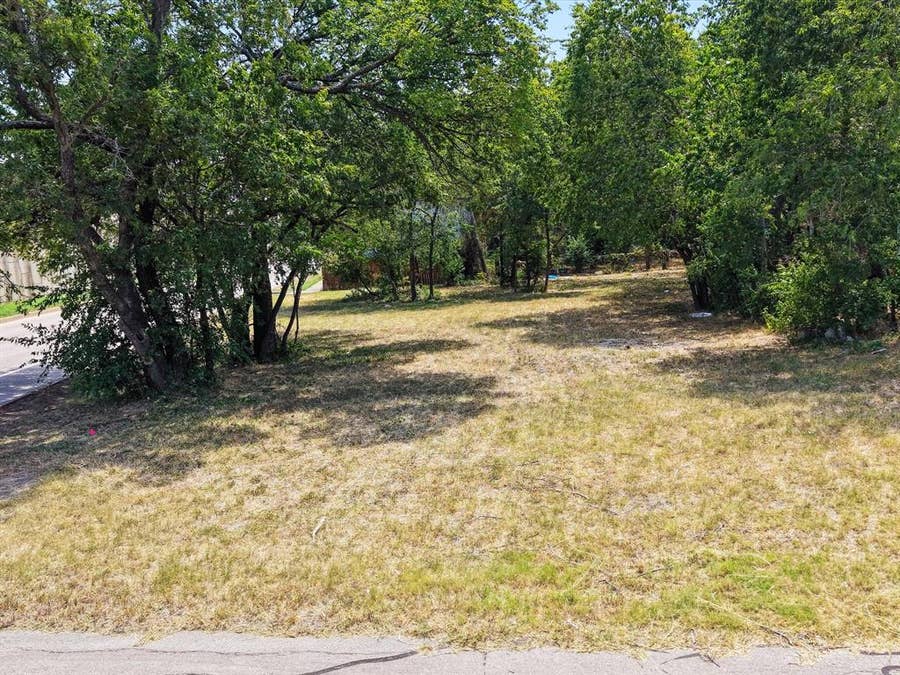 Property photo for 804 E Powell Avenue, Fort Worth, TX