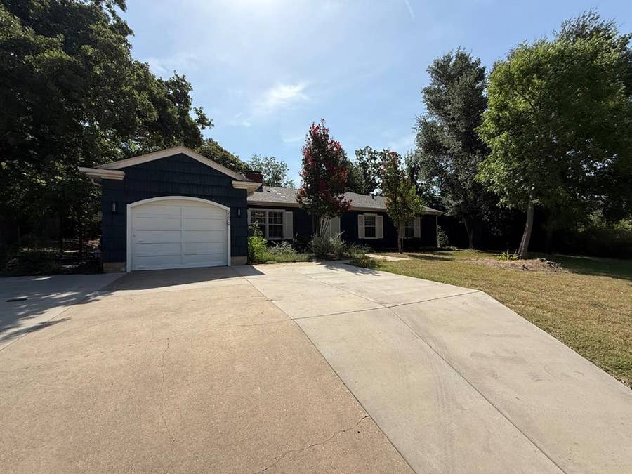 Property photo for 2010 N Locust Street, Denton, TX