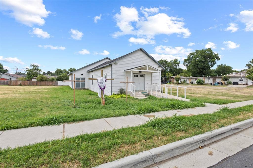 1905 El Paso Street, Grand Prairie, TX 75051 1905 El Paso Street, Grand Prairie, TX 75051