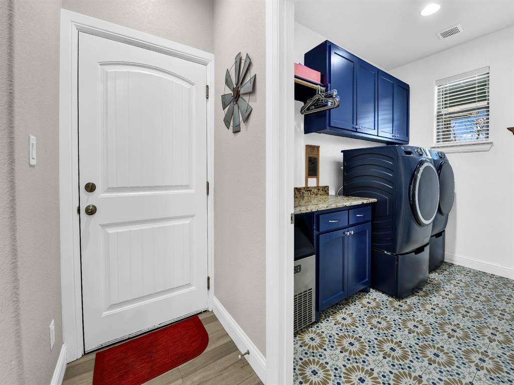 5418 Wedgefield Road, Granbury, TX 76049 door to garage