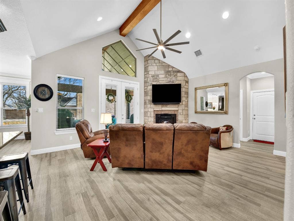 5418 Wedgefield Road, Granbury, TX 76049 Bar seating, living room, fireplace