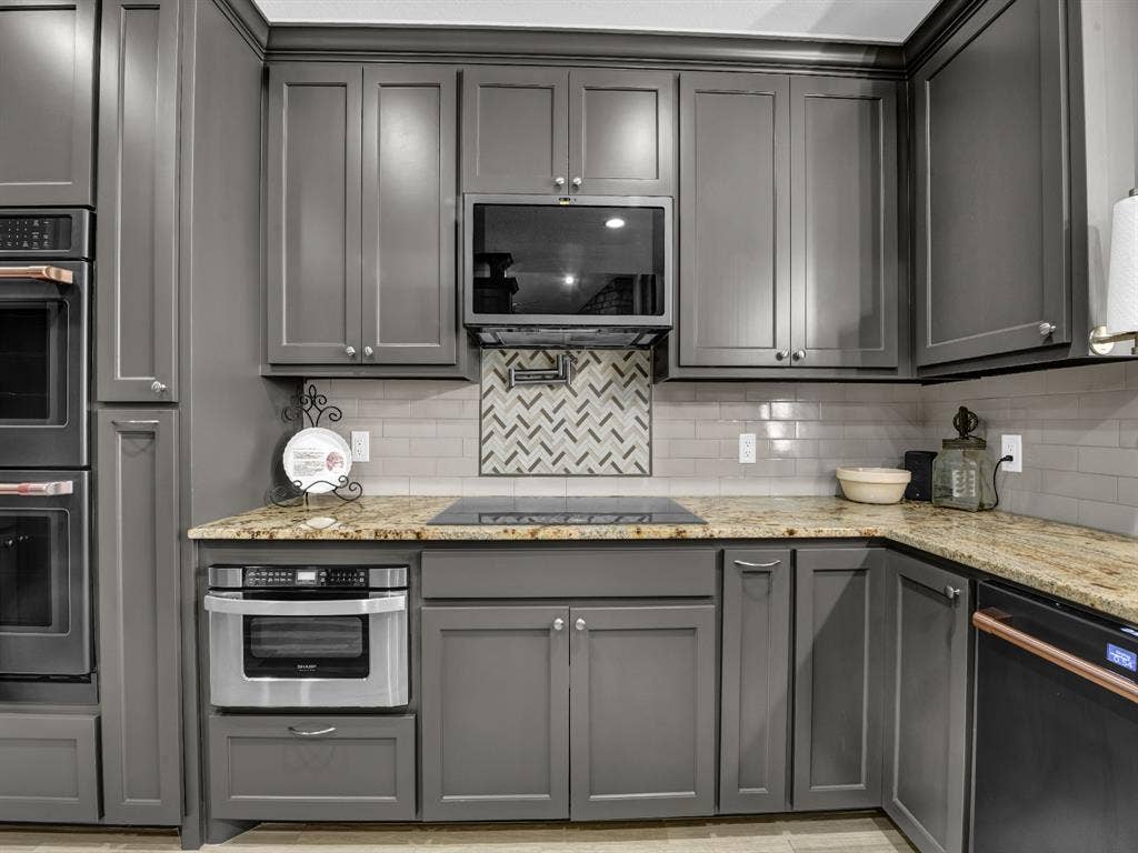 5418 Wedgefield Road, Granbury, TX 76049 Built in microwave drawer