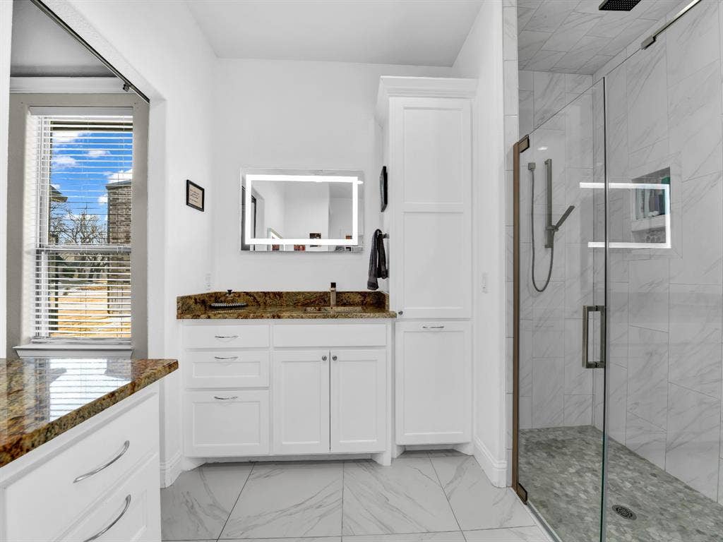 5418 Wedgefield Road, Granbury, TX 76049 dual vanities