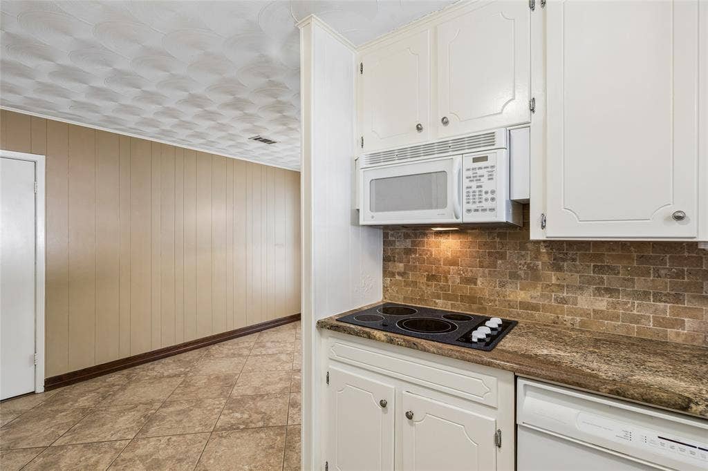 505 Caduceus Lane, Hurst, TX 76053 Natural colored walls in the breakfast area blend beautifully with warm kitchen selections