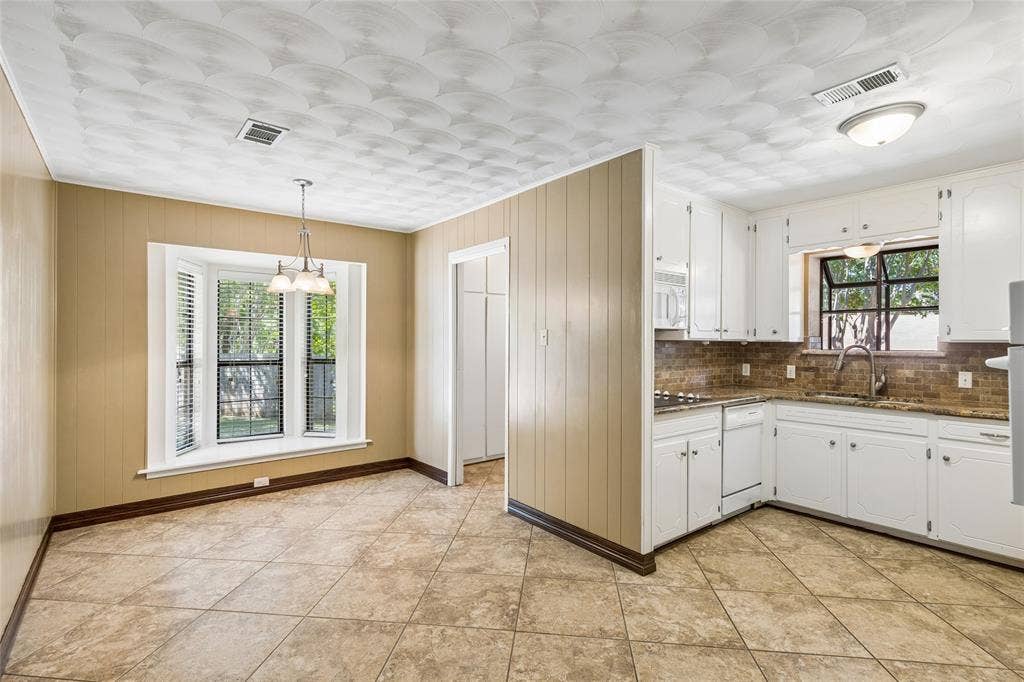505 Caduceus Lane, Hurst, TX 76053 Bay windows in the breakfast nook offers natural lighting and a cozy corner to enjoy meals. Handsome granite, newer hardware, double sink and crisp white cabinets offer the sleek look for all designing tastes.