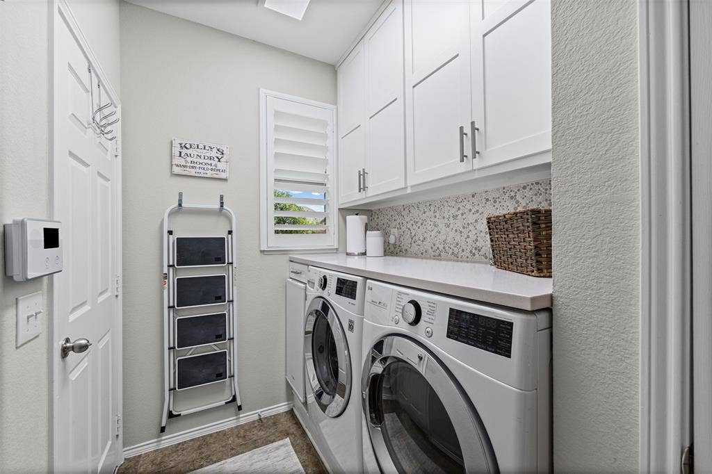 1759 Hidden Brook Drive, Grand Prairie, TX 75050 Laundry room with built in ice maker.