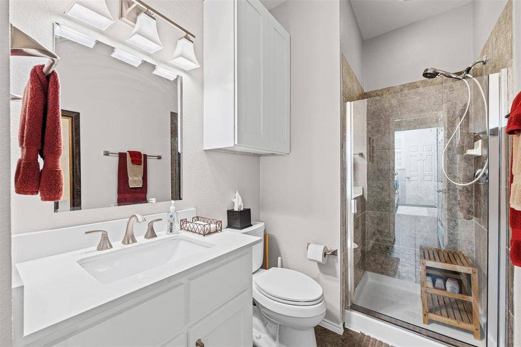 1759 Hidden Brook Drive, Grand Prairie, TX 75050 Front bathroom