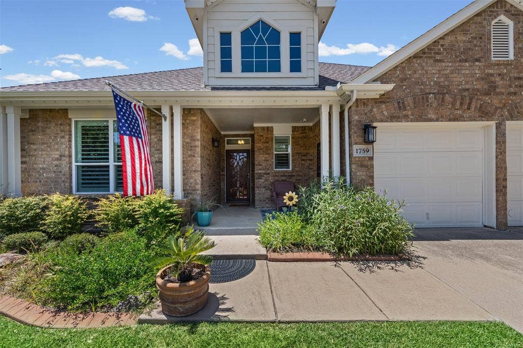 1759 Hidden Brook Drive, Grand Prairie, TX 75050 Welcome to 1759 Hidden Brook in Grand Prairie, TX—a beautifully maintained, one-owner, 4-bedroom, 3-full-bath home located in Tarrant County, zoned for Arlington ISD, and just minutes from Arlington’s Entertainment District.