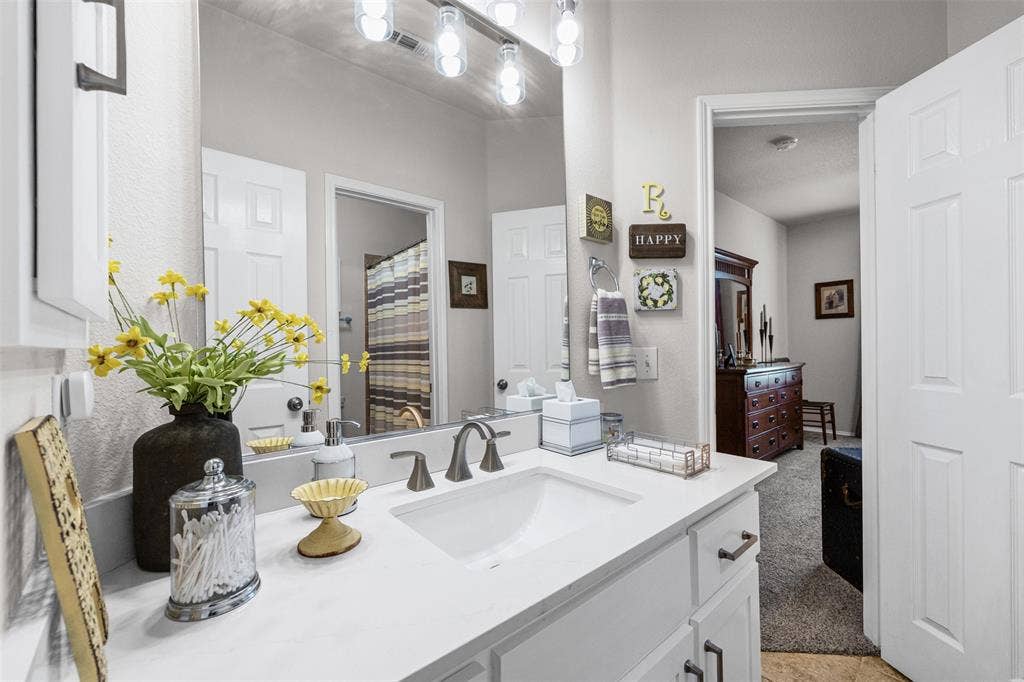 1759 Hidden Brook Drive, Grand Prairie, TX 75050 Jack and Jill bathroom