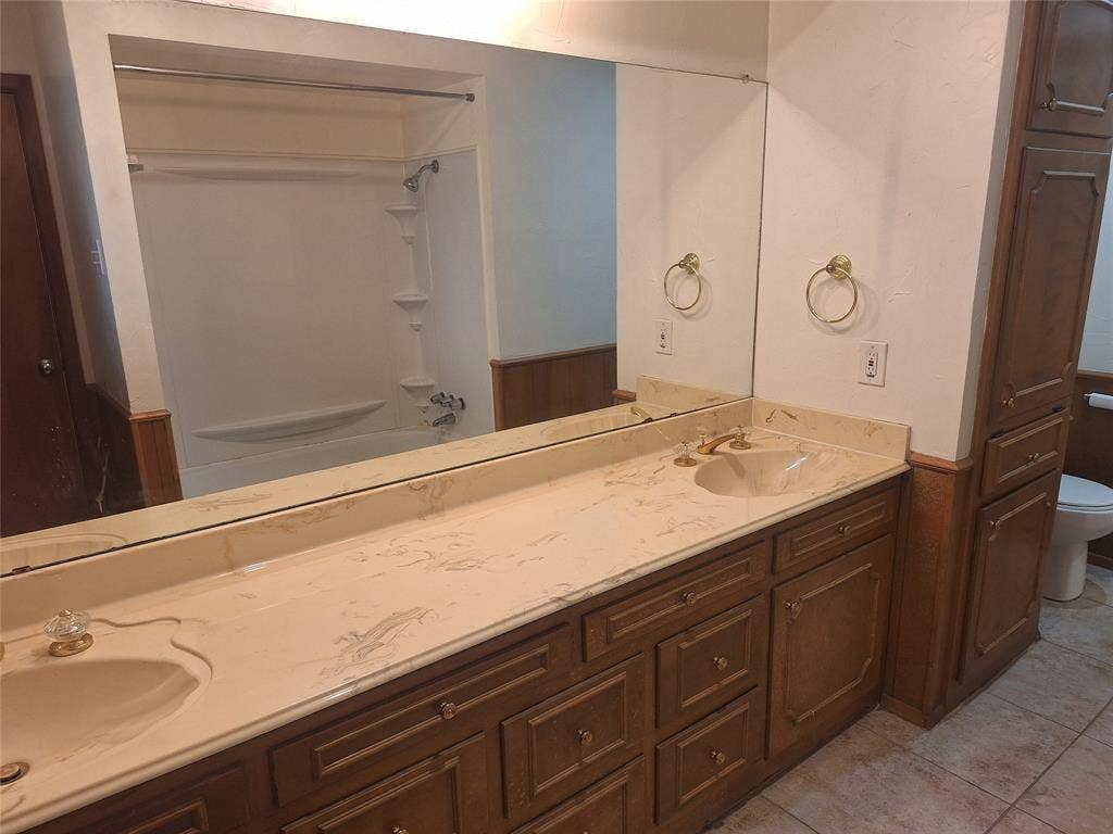 906 Sharpshire Street, Grand Prairie, TX 75050 906 Sharpshire Street, Grand Prairie, TX 75050