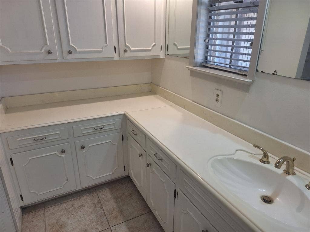 906 Sharpshire Street, Grand Prairie, TX 75050 906 Sharpshire Street, Grand Prairie, TX 75050