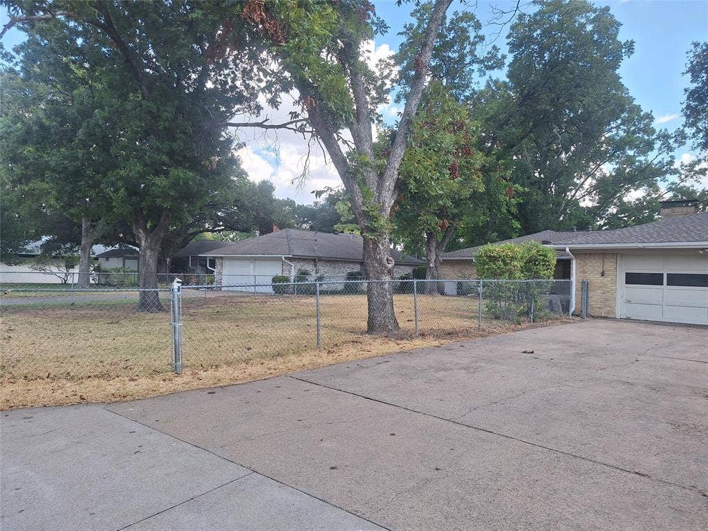 906 Sharpshire Street, Grand Prairie, TX 75050 906 Sharpshire Street, Grand Prairie, TX 75050