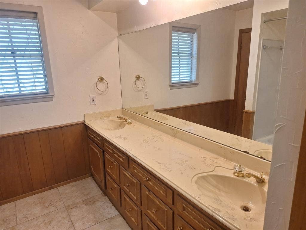 906 Sharpshire Street, Grand Prairie, TX 75050 906 Sharpshire Street, Grand Prairie, TX 75050