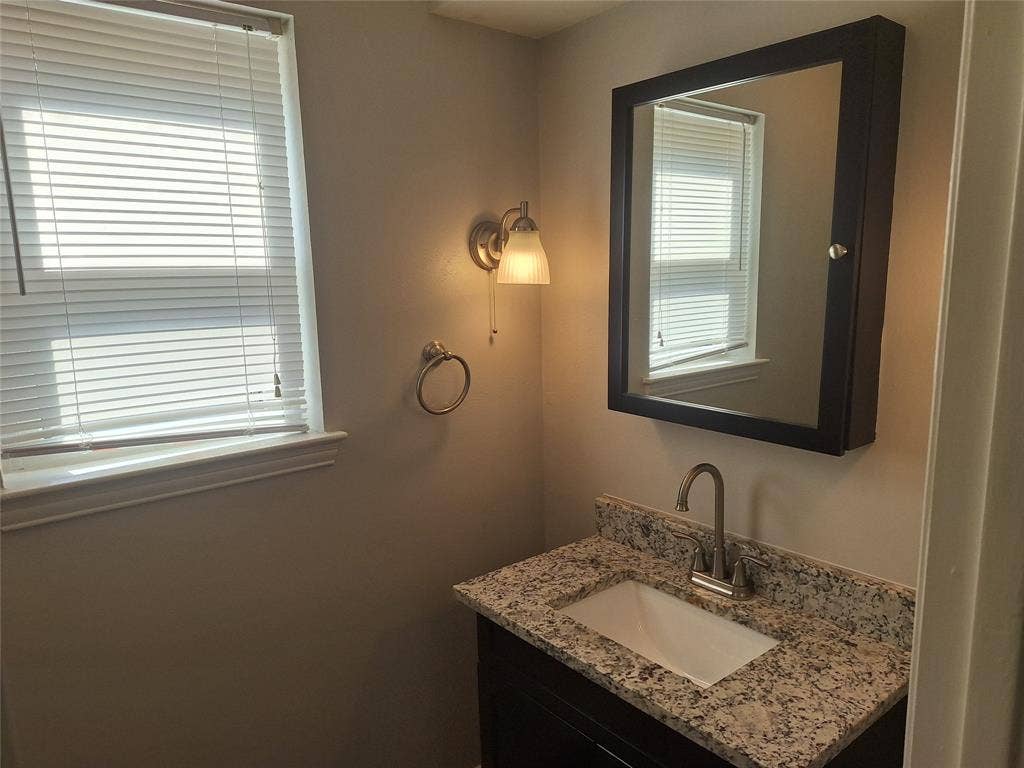 4240 Harvest Hill Road, Dallas, TX 75244 Lower half bath