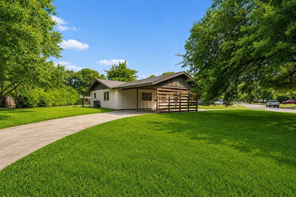 2251 Hartline Drive, Dallas, TX 75228 Circle driveway