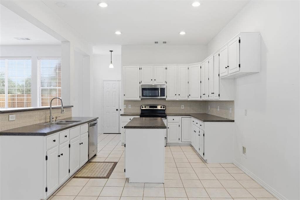 3221 Corning Drive, Plano, TX 75023 3221 Corning Drive, Plano, TX 75023