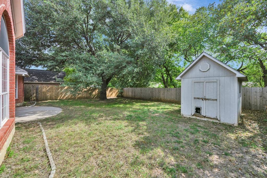 2214 New Mill Lane, Arlington, TX 76012