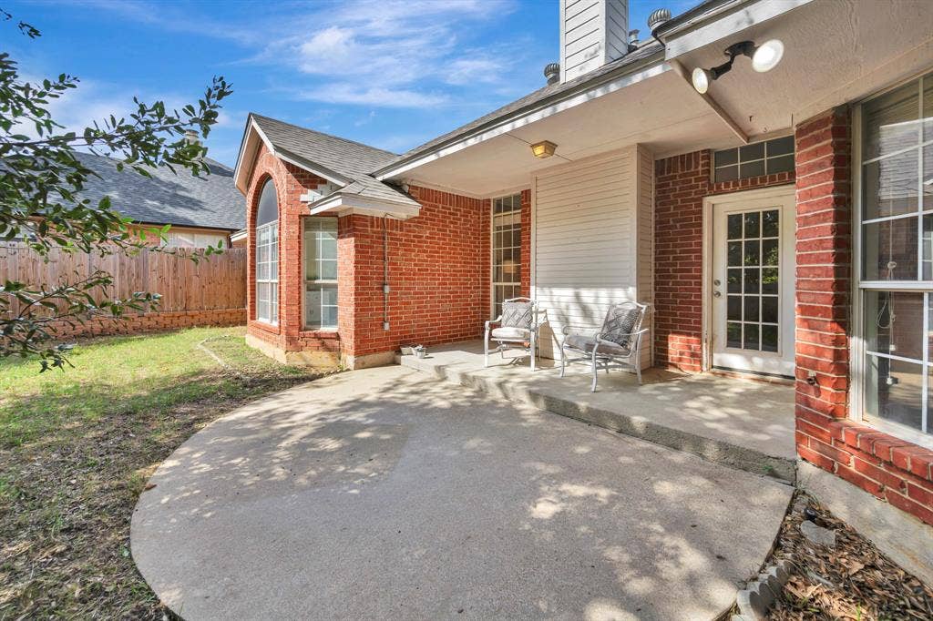 2214 New Mill Lane, Arlington, TX 76012