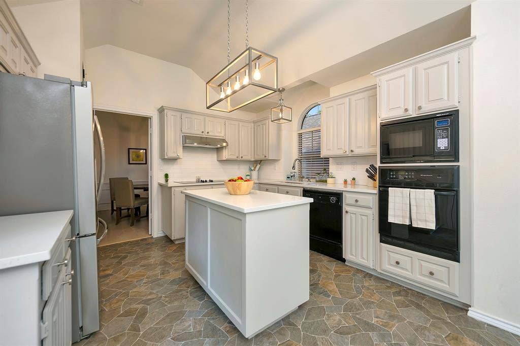 2214 New Mill Lane, Arlington, TX 76012