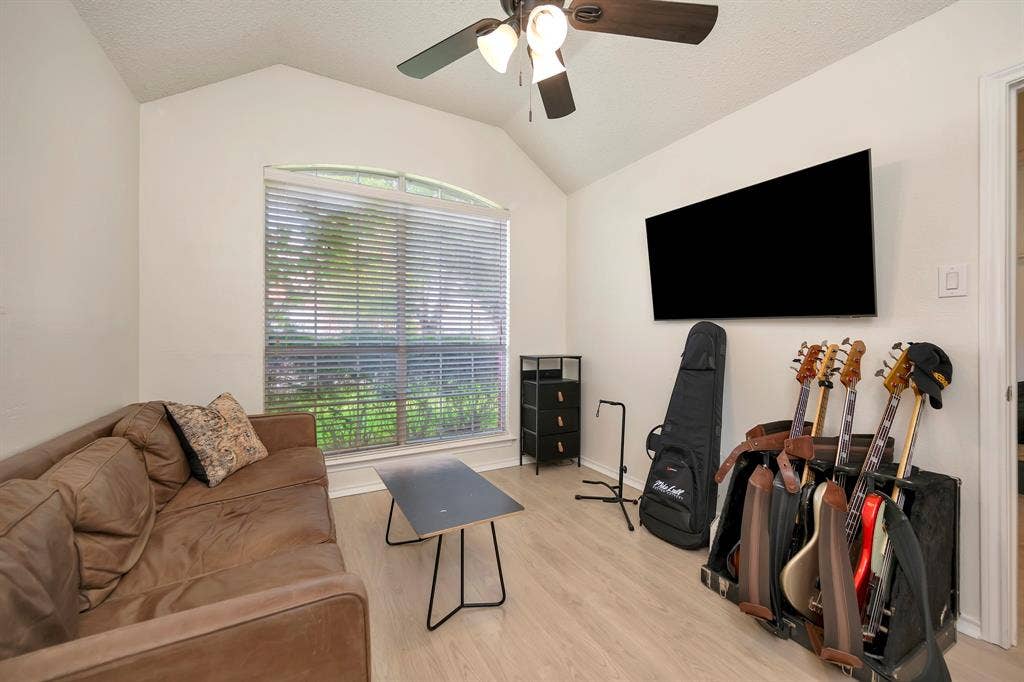 2214 New Mill Lane, Arlington, TX 76012