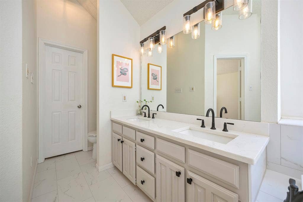 2214 New Mill Lane, Arlington, TX 76012
