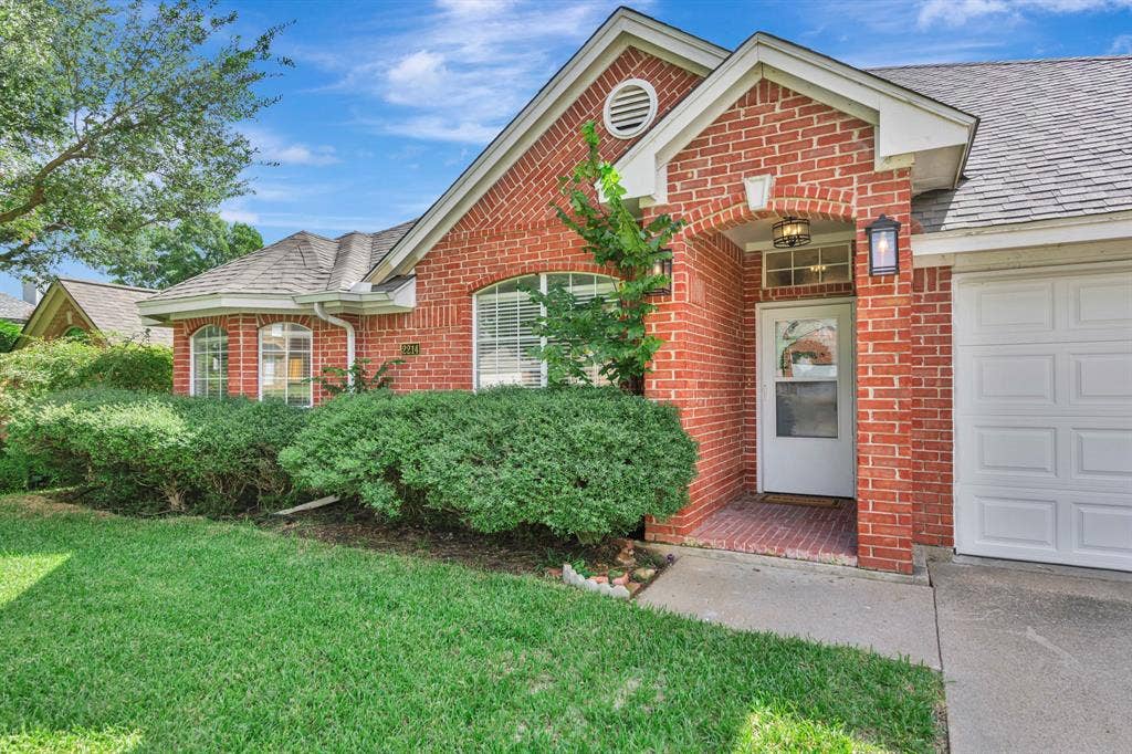 2214 New Mill Lane, Arlington, TX 76012