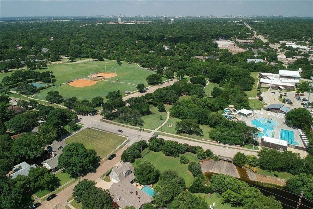902 N Lindale Lane, Richardson, TX 75080 Heights Park, Heights Aquatic Center, and Heights Rec Center all within minutes in this prime West Richardson location!