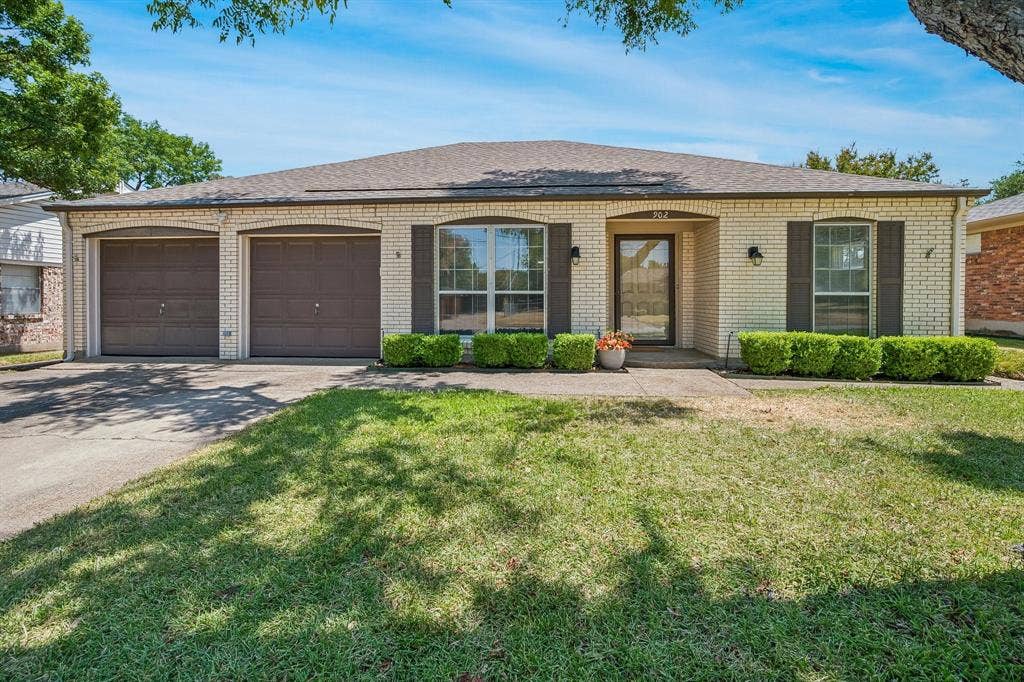 902 N Lindale Lane, Richardson, TX 75080 Lovely 4 bedroom home in Richardson's Heights Park!