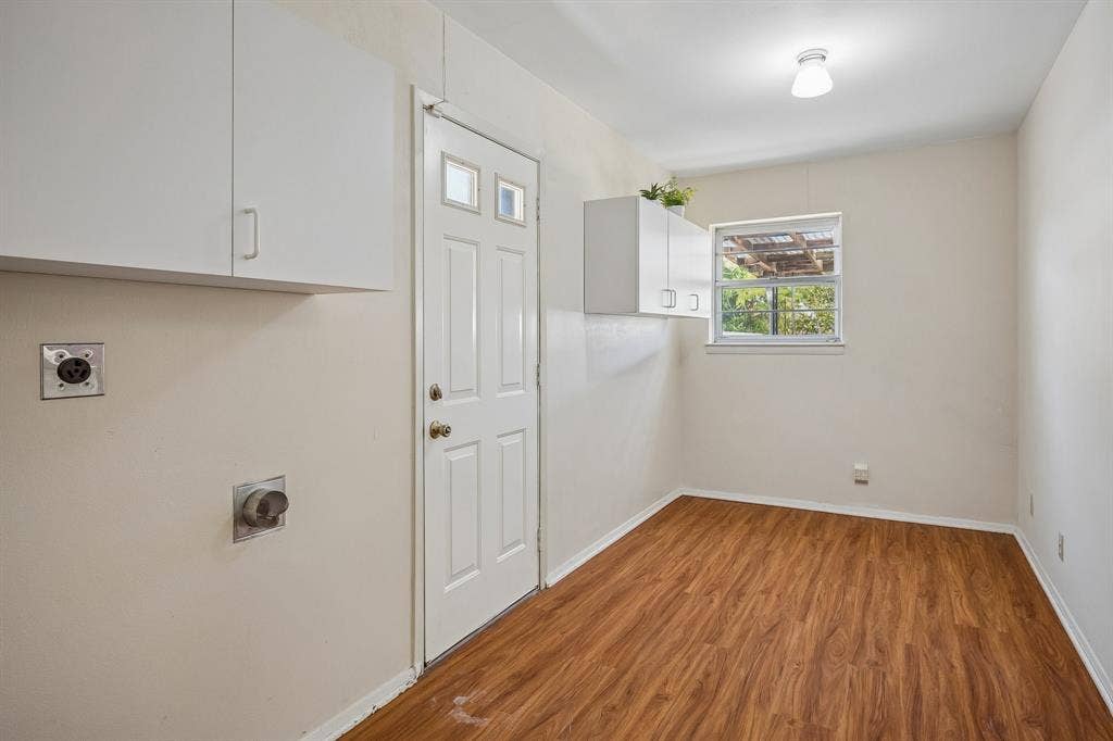 902 N Lindale Lane, Richardson, TX 75080 TX-sized utility room just off the garage and kitchen!