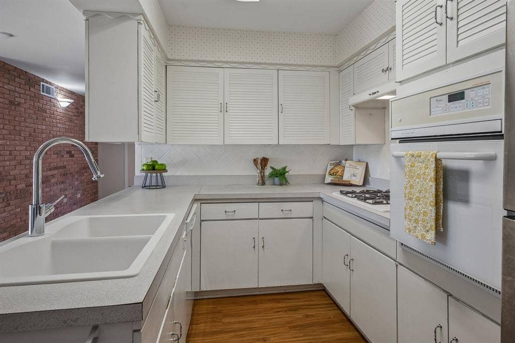 902 N Lindale Lane, Richardson, TX 75080 Plumbed for gas cooking, this kitchen is classy and functional.