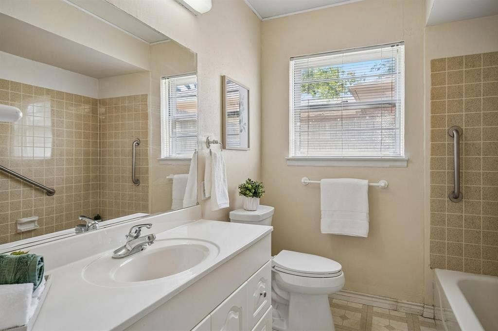902 N Lindale Lane, Richardson, TX 75080 A clean and neutral aesthetic feature in this timeless hall bath.