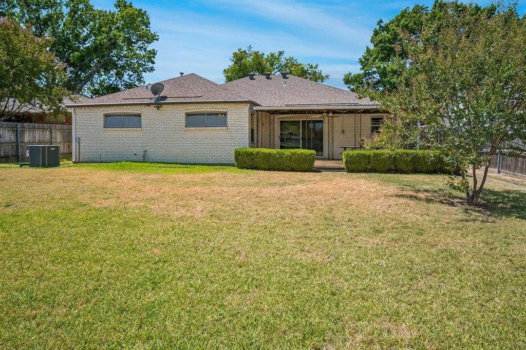 902 N Lindale Lane, Richardson, TX 75080 A fully functional sprinkler system for the front and back lawns make maintenance light work.