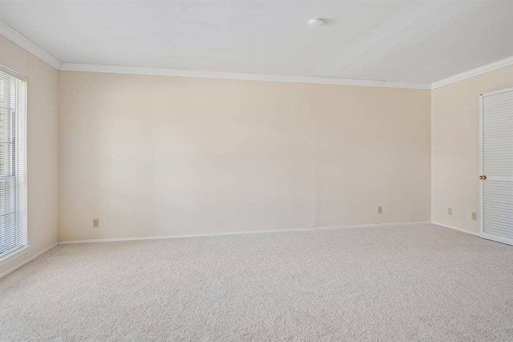902 N Lindale Lane, Richardson, TX 75080 Neutral color tones create a bright and welcoming atmosphere for hosting and relaxing.