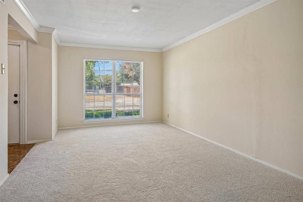 902 N Lindale Lane, Richardson, TX 75080 New carpet throughout the home (Aug 2026).