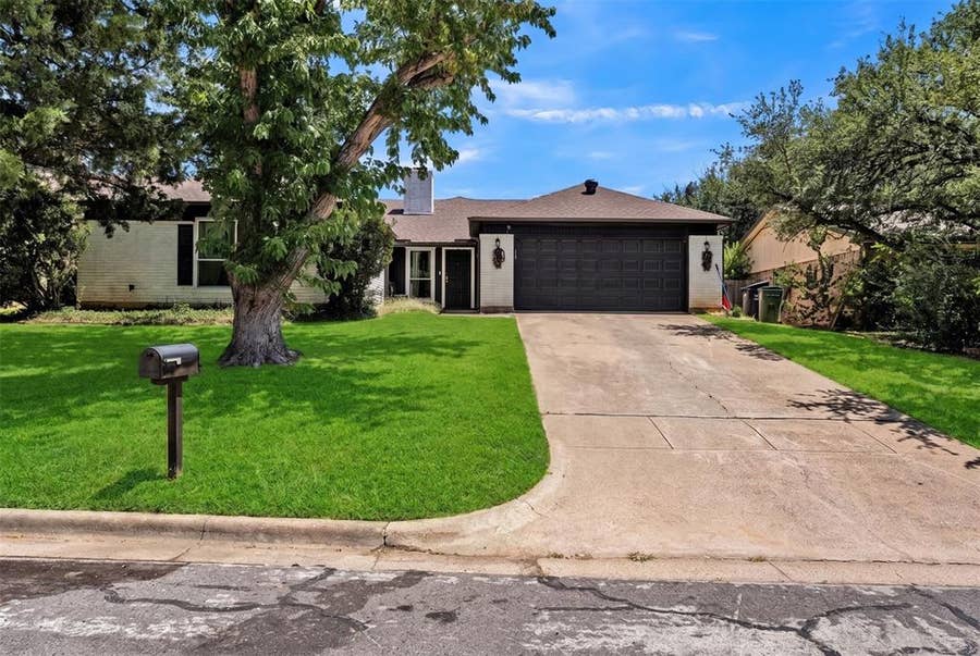 Property photo for 3813 Lynbrook Lane, Arlington, TX