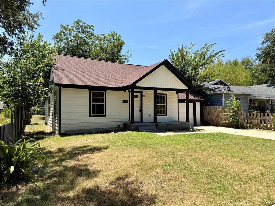Property photo for 105 W Damon Street, Terrell, TX