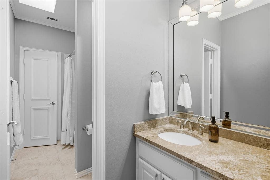 2808 Amesbury Drive, Plano, TX 75093 Jack and Jill Bathroom