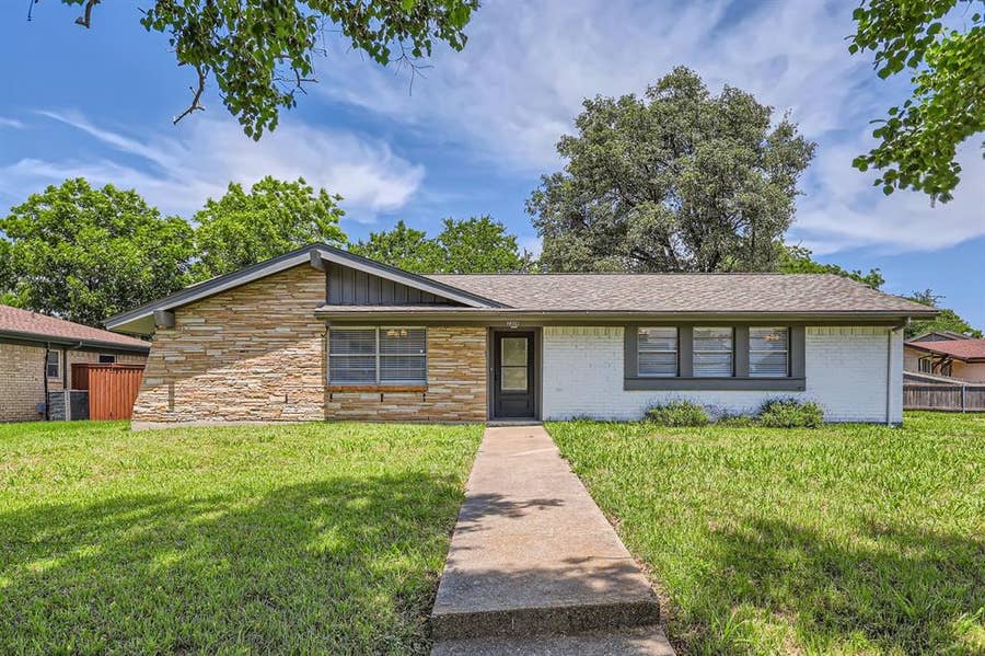 Property photo for 2309 Woodlawn Drive, Ennis, TX