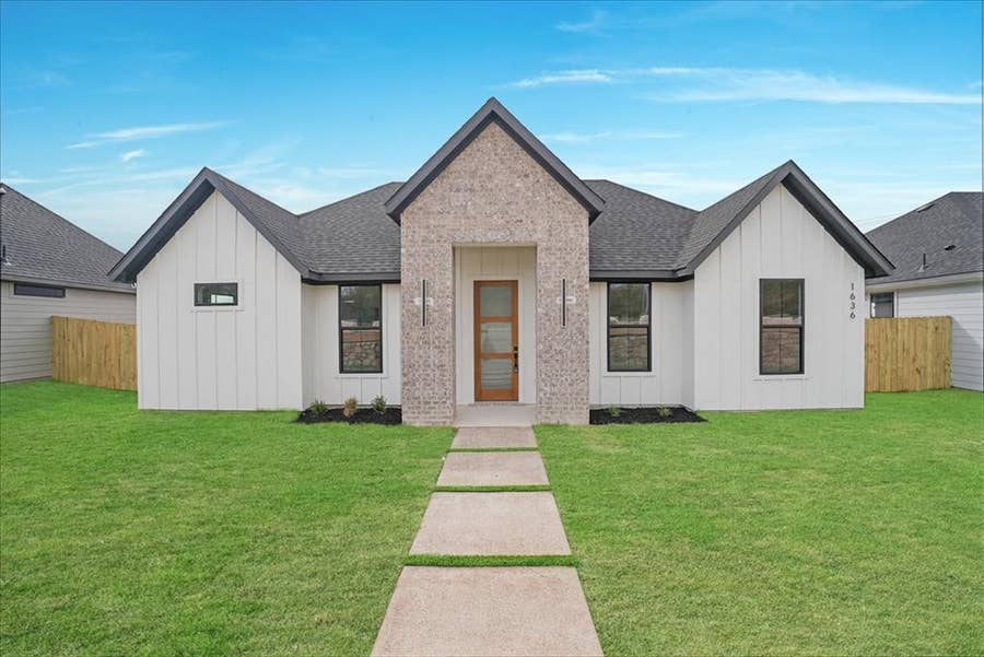 Property photo for 1636 W Wintergreen Road, Lancaster, TX