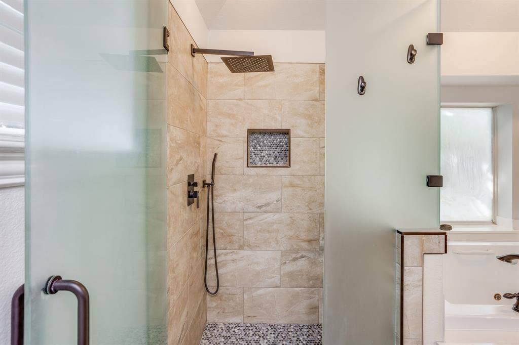 220 Royal Court, Weatherford, TX 76085 Shower has recently been remodeled with rain showerhead and wand