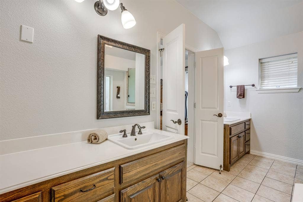 220 Royal Court, Weatherford, TX 76085 Separate vanities