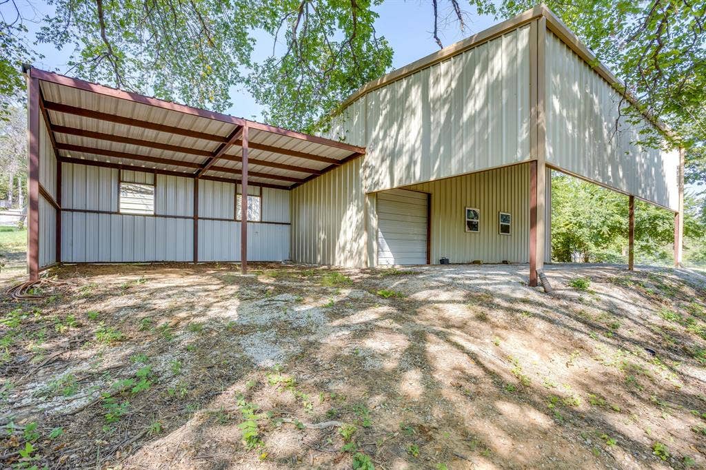 220 Royal Court, Weatherford, TX 76085 2 stall implement row shed attached to the back of theworkshop