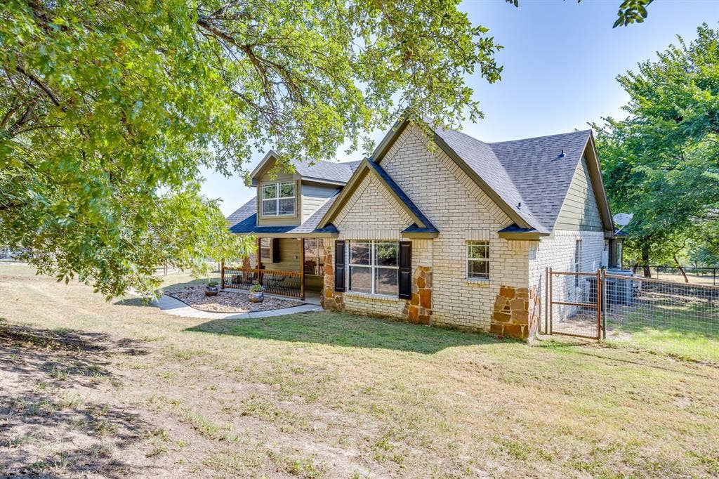 220 Royal Court, Weatherford, TX 76085 Angled front view