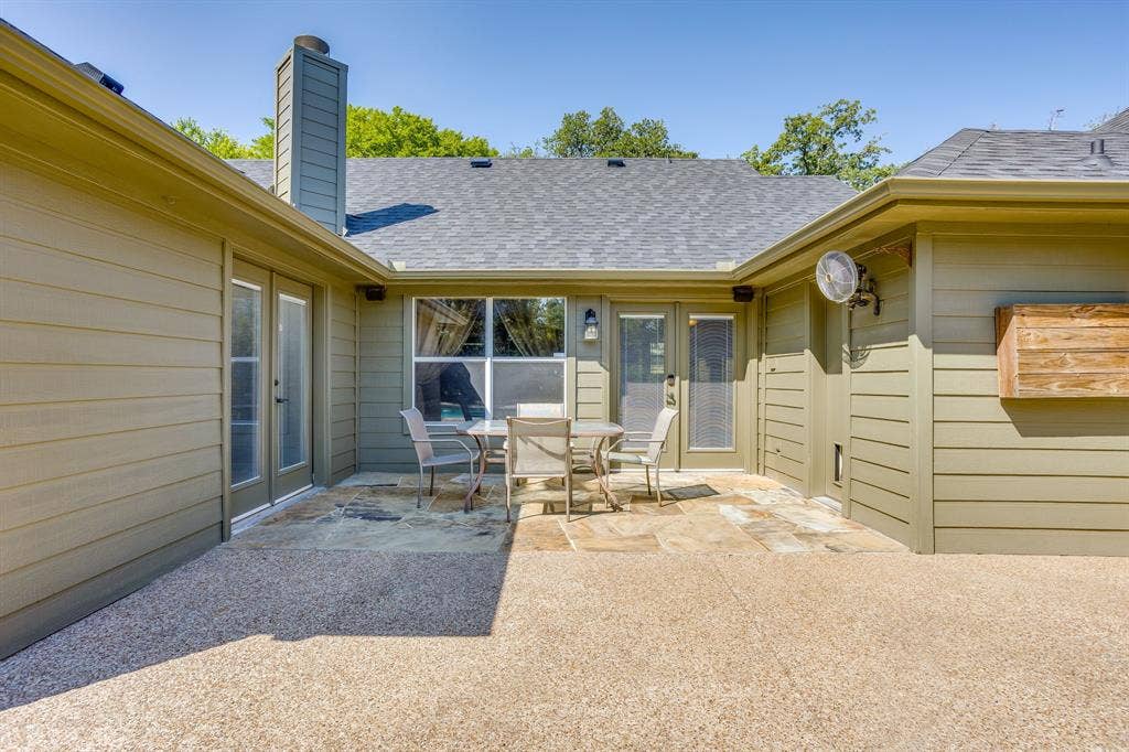 220 Royal Court, Weatherford, TX 76085 There are 3 direct entry's to the open patio that overlooks the pool and a magnificent view of the treeline.