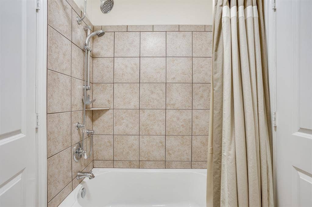 220 Royal Court, Weatherford, TX 76085 shower/tub combo