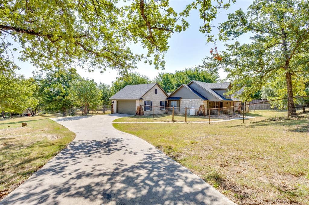220 Royal Court, Weatherford, TX 76085 View from the court as you enter the driveway